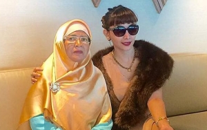 Sang Ibunda Meninggal Dunia, Roro Fitria Histeris Hingga Tak Sadarkan Diri