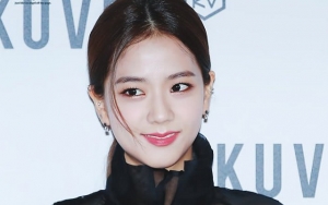 Seksi Umbar Bahu, Netter Puji Penampilan Cantik Jisoo di BBQ Super Concert