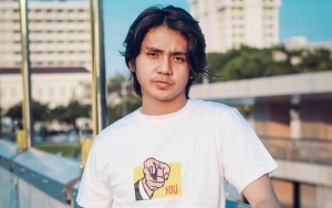Dicium Sang Ibu, Arbani Yasiz Pamer Foto Menggemaskan di Ulang Tahunnya