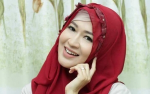 Okie Agustina 'Temani' Taylor Swift Manggung, Wajah Cantik Malah Jadi Sorotan