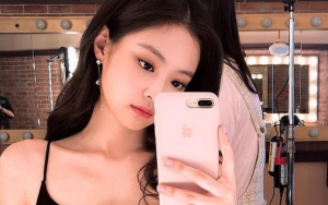 Cantik di Chanel Red Museum, Penampilan 'Mahal' Jennie Curi Perhatian