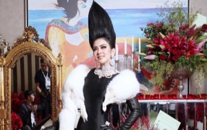 Punya Jambul Tinggi, Warganet Sebut Syahrini Kalah Saing dengan Gaya Ibu-Ibu Ini