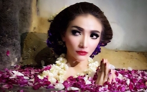 Melayat ke Makam Ibunda, Roro Fitria Jatuh Pingsan