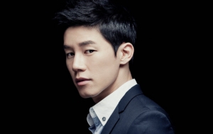Jual hadiah dari Fans, Aktor Kim Moo Yeol Didamprat di Twitter