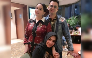 Sempat Digosipkan Tak Akur, Raffi Ahmad Tertangkap Kamera Masak dan Suapi Rieta Amalia