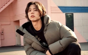 Ganteng Baca Buku, Park Bo Gum Disebut Sukses Curi Hati Kru 'Boyfriend'