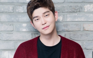 Keren Pakai Jas, Yoon Kyun Sang Serius Bersihkan Debu di 'Clean With Passion For Now'