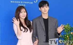 Selfie Manis di Pesawat, Lim Soo Hyang dan Cha Eunwoo Diminta Jadian