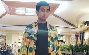 Foto Bareng Model Cantik Ini, Raditya Dika Sampai Tak Berani Bilang Istrinya