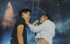 Heboh Video Marion Jola Goda Cowok Ganteng di Atas Panggung, Komentarnya Bikin Baper
