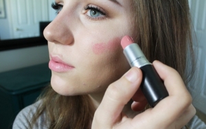 Penggunaan Lipstik dan Lipcream Sebagai Blush On Serta Eye Shadow, Apakah Aman?