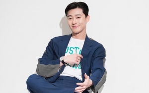 Kelihatan Lelah Jadi MC Daejong Film Awards, Park Seo Joon Bikin Fans Khawatir