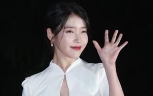 Tingkah IU di Bandara Ini Sukses Bikin Fans Gemas