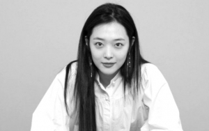 Dandan Seperti Artis Jadul di New York, Sulli Tampil Dewasa dalam Pemotretan Terbaru
