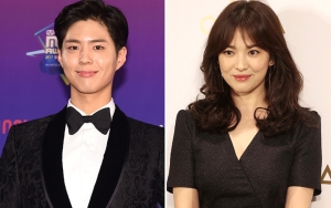 Syuting 'Boyfriend', Park Bo Gum Rangkul Mesra Song Hye Kyo Naik Mobil Klasik