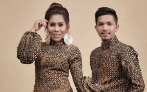 Sempat Galau Tapi Akhirnya Resmi Menikah, Ekspresi Datar Suami Evi Masamba Jadi Sorotan Netter