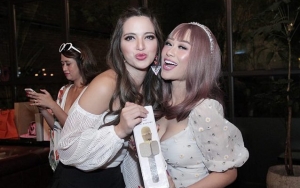 Pamer Paha dan Imut Pakai Boots Pink, Nia Ramadhani Disumpahi Sakit Kulit Seperti Eks Istri Caisar