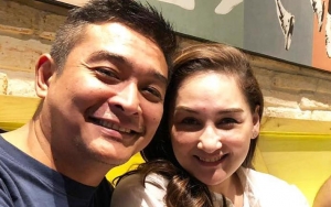 Mona Ratuliu Mesra Bareng 'Lupus', Begini Ekspresi Sang Suami 