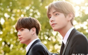 Korean Pop Culture Awards 2018: BTS Raih Penghargaan, Kocaknya V-Jungkook Tak Berhenti 'Elus' Medali