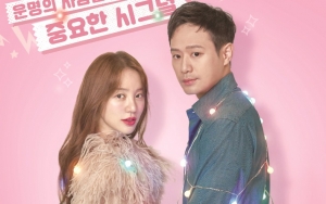 Ala Cover Majalah, Yoon Eun Hye - Chun Jung Myung Serasi di Poster 'Love Watch'