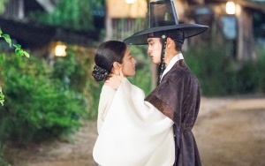 Foto-Foto D.O. Hingga Nam Ji Hyun 'Ngiklan' Kipas Angin Portabel di BTS '100 Days My Prince'