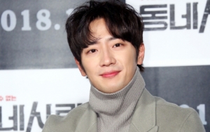 Gantengnya Lee Sang Yeob Berseragam Angkatan Laut di Foto Adegan 'Top Star Yoo Baek'