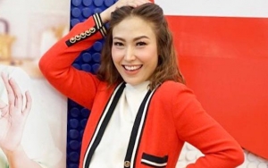 Tampil Kece Bak Carrie Bradshaw, Ayu Dewi Malah Diminta Sang Suami Ganti Baju