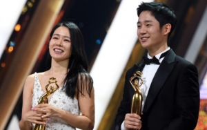 The Seoul Awards 2018: Raih Popularity Award, Jung Hae In - Son Ye Jin Pelukan di Panggung