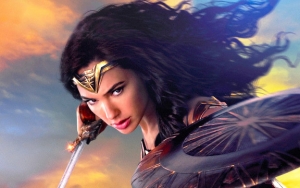 Tampil Jadul di 'Wonder Woman 1984', Cantiknya Gal Gadot Saat Dandan Ala Diana Prince