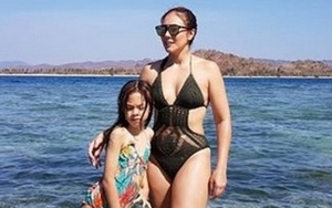 Unggah Koleksi Foto Bikini Seksi, Wulan Guritno Gembok Kolom Komentar