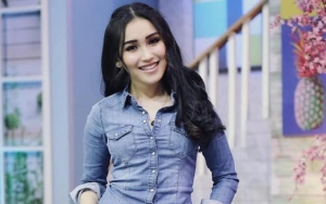 Ayu Ting Ting Nungging Seksi, Ekspresi Suram dan Pose Kaku Raffi Curi Perhatian Fans