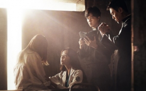 Tak Kalah dari Kim Jae Wook, Intip Aksi Menegangkan Yeon Woo Jin Usir Setan di Teaser 'Priest' 