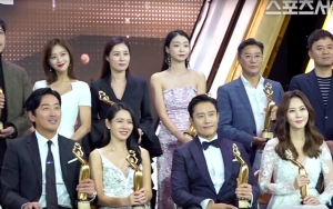The Seoul Awards 2018: Foto Ha Jung Woo, Son Ye Jin dan Lee Byung Hun Ngobrol Jadi Sorotan