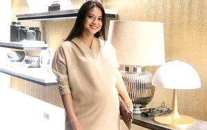 Usia Kehamilan Sudah Masuk 9 Bulan, Pose Yoga Rini Yulianti Lagi-Lagi Bikin Warganet Ngilu