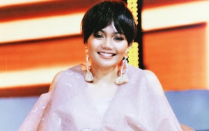 Pamer Duduk Ngangkang, Rina Nose Bicara Soal Cinta Pertama