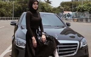 Cuek Soal Kasus, Nikita Mirzani Santai Pose Bareng Mobil Mewah