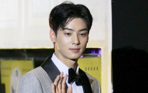  Bangga, Cha Eunwoo Pamer Piala Indonesian Television Awards 2018