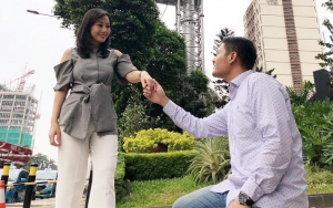 Viral di Medsos, Dokter Cantik Ini Ungkap Perasaan Dilamar Pacar Lewat Billboard di Jalan Gatsu