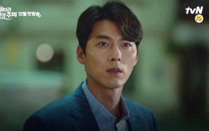 Gantengnya Hyun Bin Santai Minum Kopi di Foto Adegan 'Memories of the Alhambra'