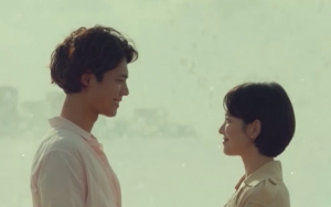 Romantisnya Park Bo Gum Beri Song Hye Kyo Cahaya Kehidupan di Teaser 'Encounter'