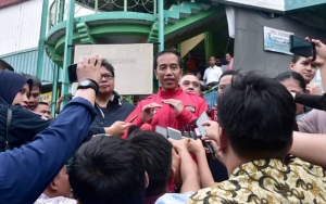 Jokowi Blusukan di Kota Tangerang Naik Motor, Warganet Soroti Jaket Presiden