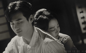 Poster 'Hymn Of Death' Dirilis, Mesranya Shin Hye Sun Sandaran di Punggung Lee Jong Suk