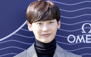 Masih Tertahan di Bandara Jakarta, Lee Jong Suk Sedih Tak Bisa Pulang ke Korea 