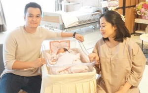 Baru Berusia Satu Bulan, Lucunya Bayi Karina Salim Pasang Pose 'V' di Pemotretan