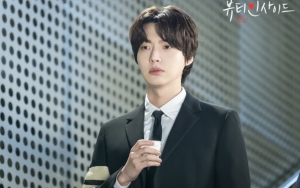 Gantengnya Ahn Jae Hyun Kenakan Seragam Pendeta di Foto Adegan 'Beauty Inside'