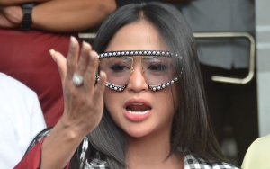 Bantah Pakai Kacamata KW, Dewi Persik Disebut Saingi Asisten Pribadi Hotman Paris Hutapea