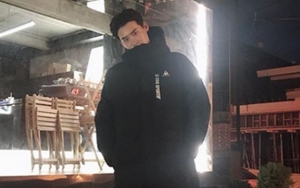 Sedih, Beredar Video Lee Jong Suk Menunduk dan Mengusap Matanya di Bandara Pulang ke Korea