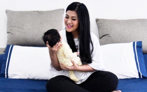 Kahiyang Ayu Masih 'Pelit' Pamer Wajah Sang Buah Hati, Rambut Bayi Jadi Sorotan