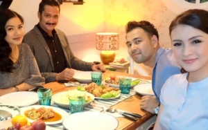 Foto Bareng Titi Kamal cs untuk Film 'Rumput Tetangga', Tora Sudiro 'Tegang' Tutupi Bagian Tubuh Ini