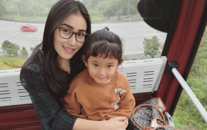 Disibukkan Aktivitas Syuting, Ayu Ting Ting Masih Sempat Ajak Bilqis Liburan ke Malaysia